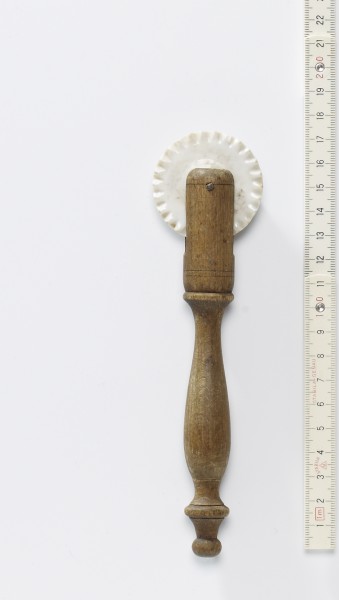 Teigroller Teigschneider mit Holzgriff Porzellan vintage L 18 cm