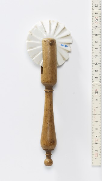 Teigroller Teigschneider mit Holzgriff Porzellan vintage L 20 cm