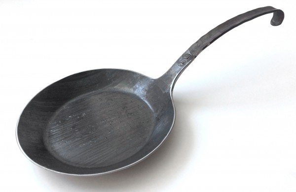 Pfanne ø 18,5 cm hangeschmiedet Eisen rund schwarz-grau, semi matt