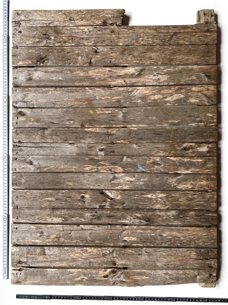 L 83,4 cm x B 63,5 cm Untergrund verwittert Holz braun, 1 Aussenlatte nur halb