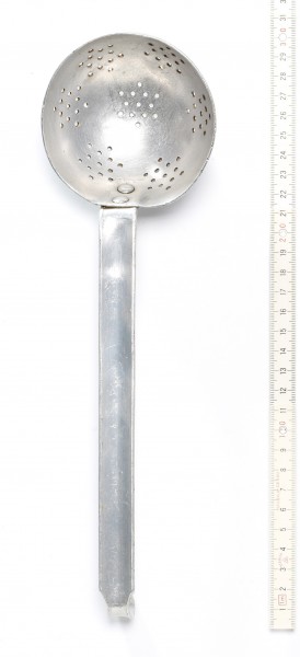 Kelle mit Löcher, Schöpfkelle Siebekelle, Weißblech silber, vintage 30 cm, Nr 9 870