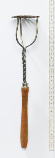 Kartoffelstampfer, Metall mit Holzgriff, 34 cm, alt