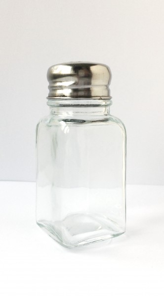 Salzstreuer, Glas mit Metalldeckel mit kleiner Delle